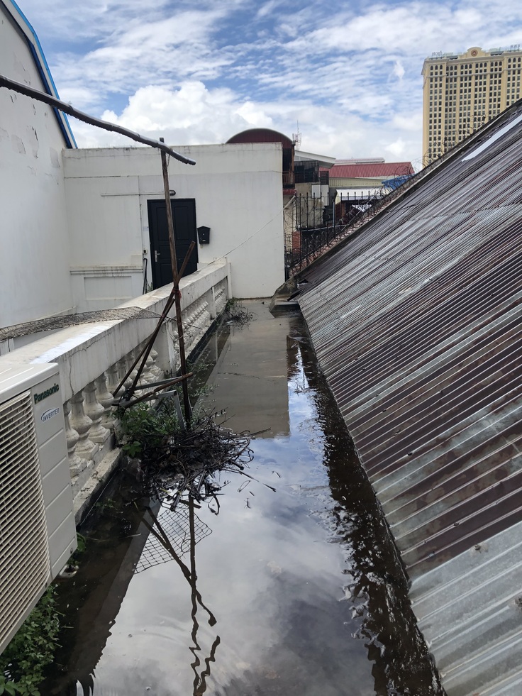 屋上通路の水たまり