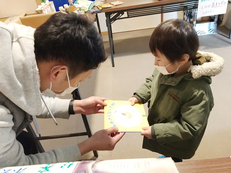絵本の寄付の様子