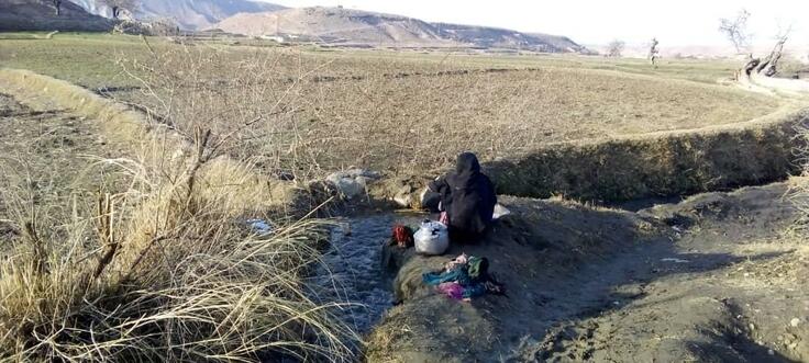 飲むための水を、このような小川の水に頼っています