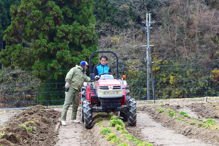 地元の方にお手伝いいただいた開墾