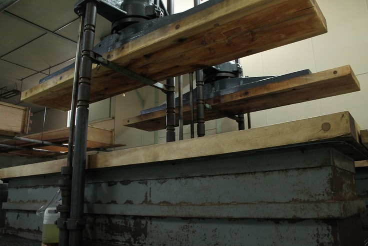 上のいたが下にぐーーっと降りてきて酒袋に入った醪を絞るそうです。