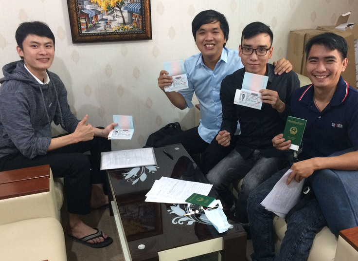 日本行きのパスポート、ビザを取得し喜ぶ生徒たち。