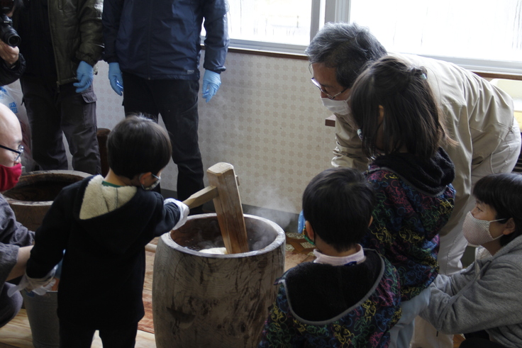 地域・子ども食堂での餅つき