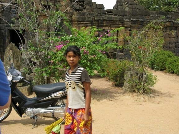 寺院で花を売る子ども（2008年）