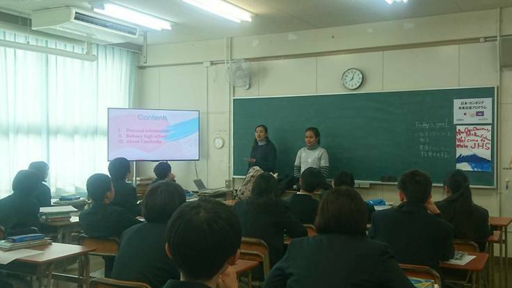 大阪の中学校を訪問して交流する様子