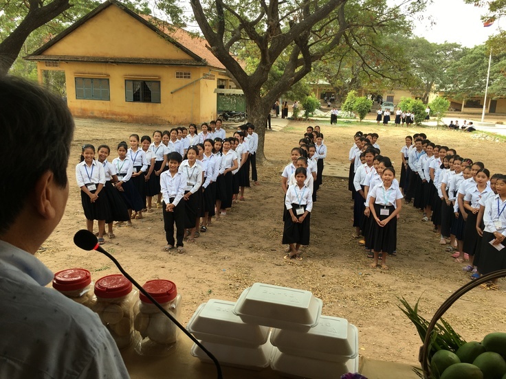 代表団の話を聞く子どもたち