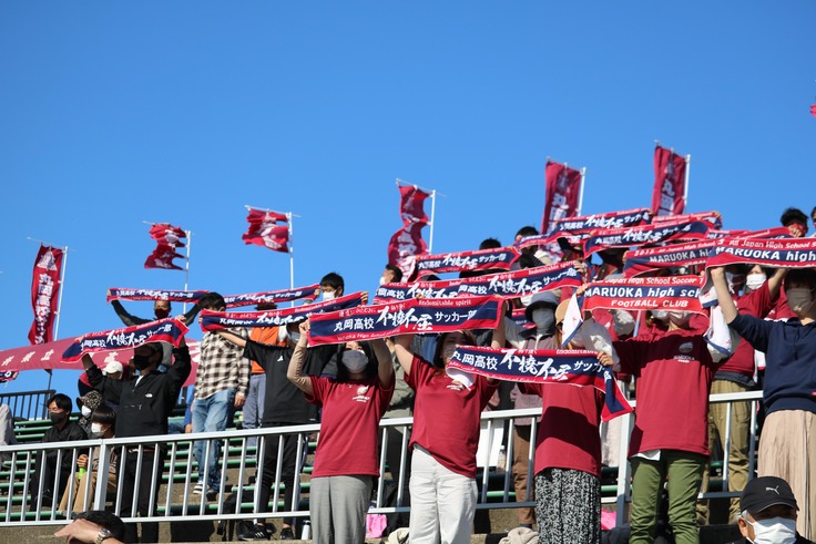 丸岡高等学校サッカー部 父母の会 試合会場で応援している様子