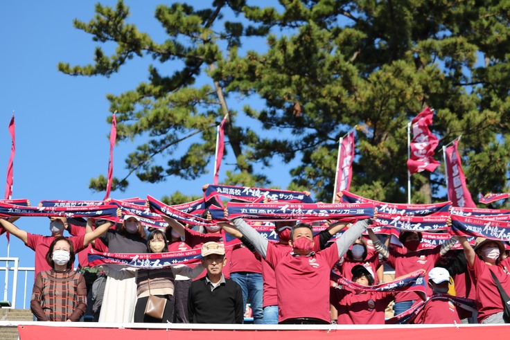 丸岡高等学校サッカー部 父母の会 試合会場で応援している様子