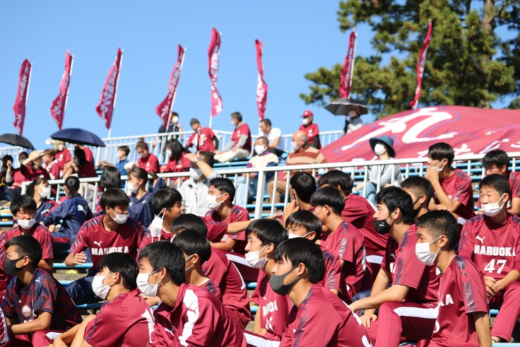 丸岡高等学校サッカー部 父母の会 試合会場で応援している様子