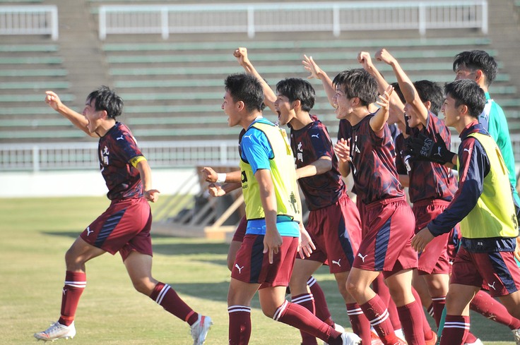 決勝戦に勝利して喜ぶ選手たち