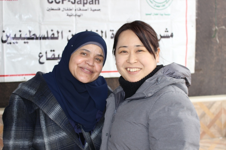 （写真）現地パートナー団体「子どもの家」のソーシャルワーカーと一緒に