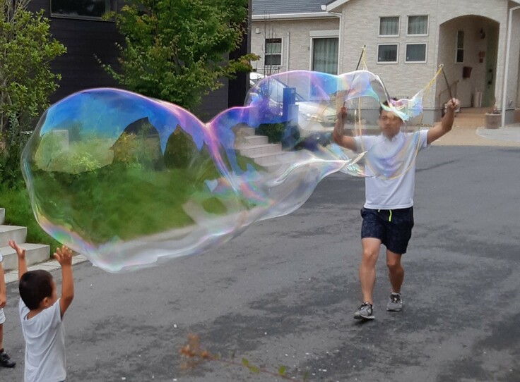 巨大シャボン玉に最適なシャボン液を子どもと一緒に研究中