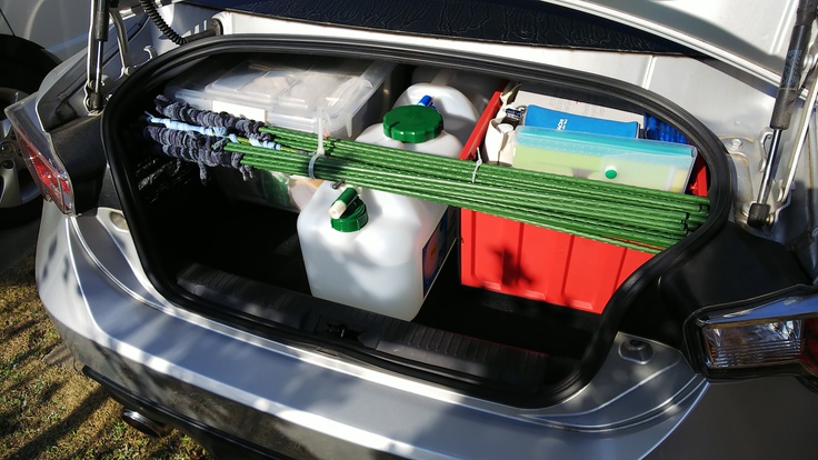 自前道具でいっぱいになった自家用車の荷室