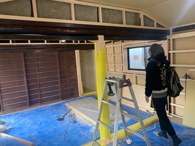 現場を訪れた永山さん。