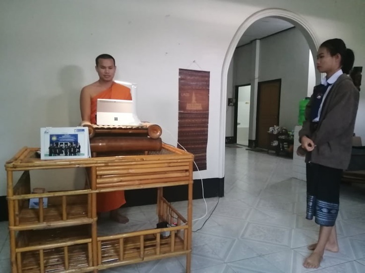 第18回大会の地方からの参加者の中継の様子（地方側）。地方学校の先生宅にて、発表者はPCに向かって熱い想いを語りかけている。