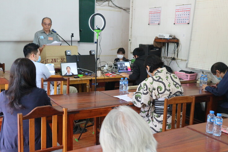 第18回大会のオペレーター側の様子。司会者が演題に立ち、カメラにて映像をFacebook Liveに流している様子