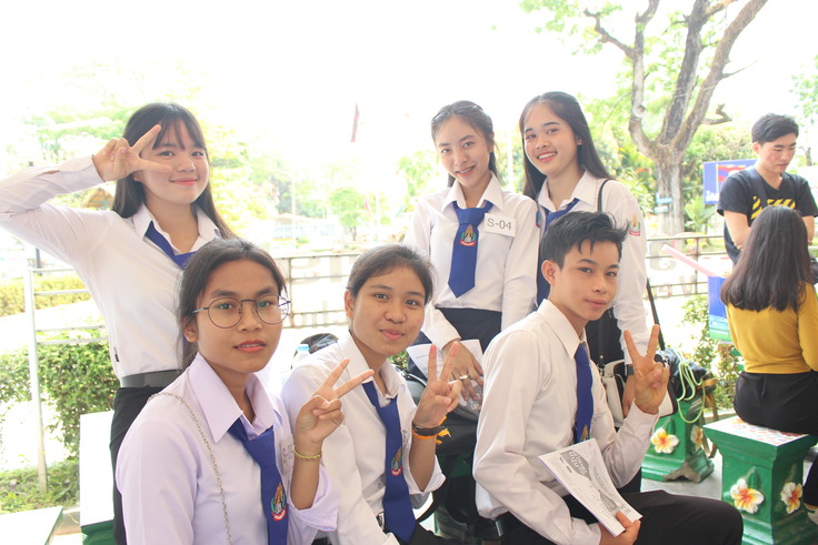 2019年大会の会場ビエンチャン高校の講堂前にて発表者たちの記念撮影