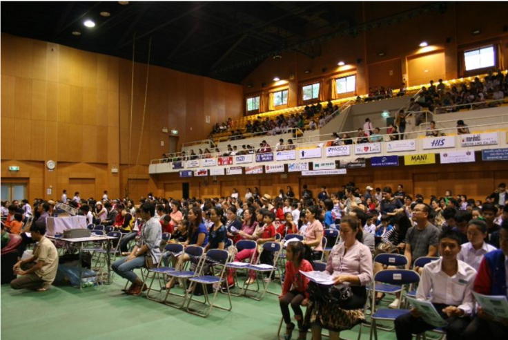 2014年大会の会場の様子、日本武道センターにて開催され、観客で2階席まで埋まっている様子