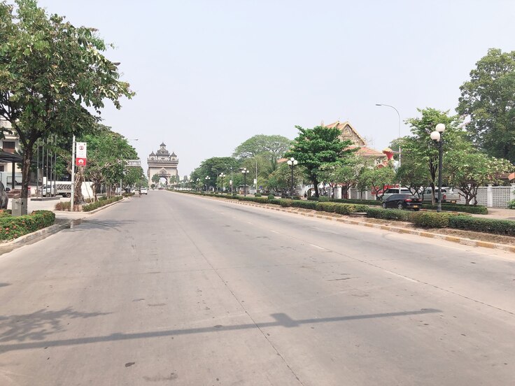 凱旋門前の通りの様子。ロックダウン措置により、交通量が全くなく、閑散としている様子。