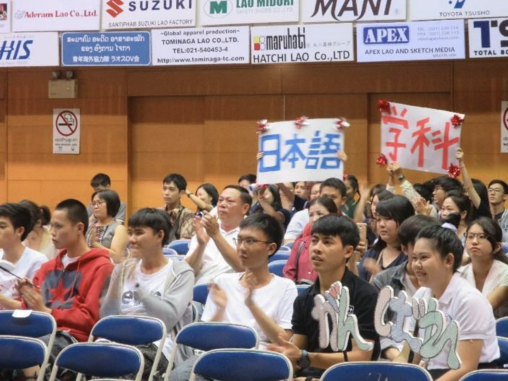 2019年大会で出場する仲間を観客席からプラカードで応援している様子