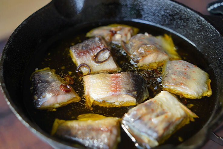 アマゴとニジマスのアヒージョをグツグツしてみた