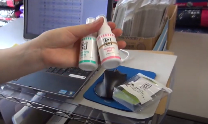 同じ形でラベルの色が違うボトルが2つ。片方にワゴムが付けられている。