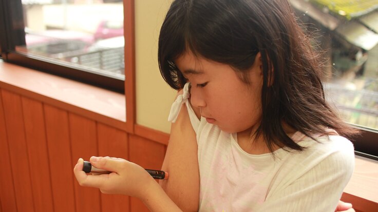 インスリン注射をする女の子