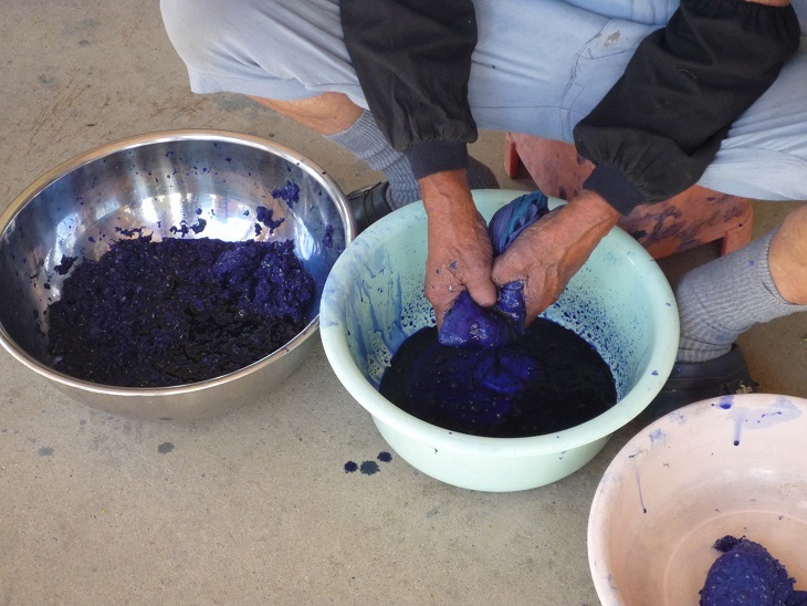 あおばなの揉み作業