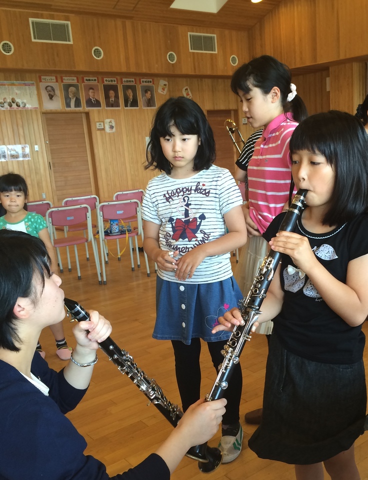 子供たちが楽器を体験する様子
