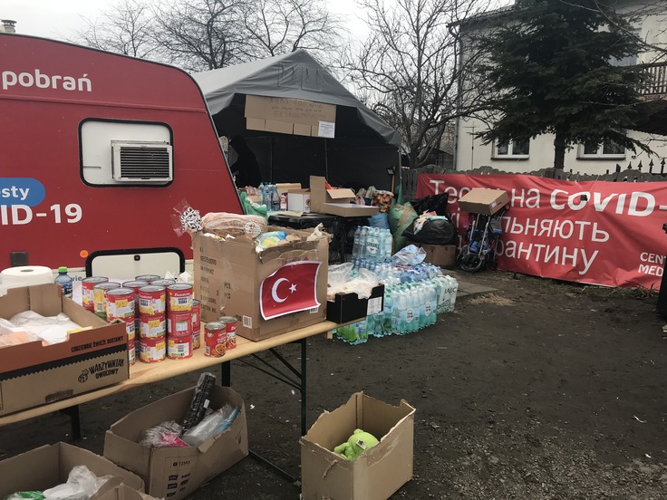 ポーランド・ウクライナ国境のフレベンネに集まった救援物資（2022年3月2日）©PWJ 1 2 3