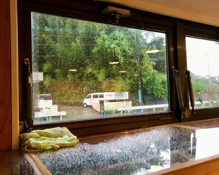 昨年の台風でのカフェスペースの天窓からも雨漏り…