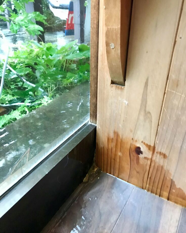 昨年の台風でのカフェスペースのカウンター下も浸水
