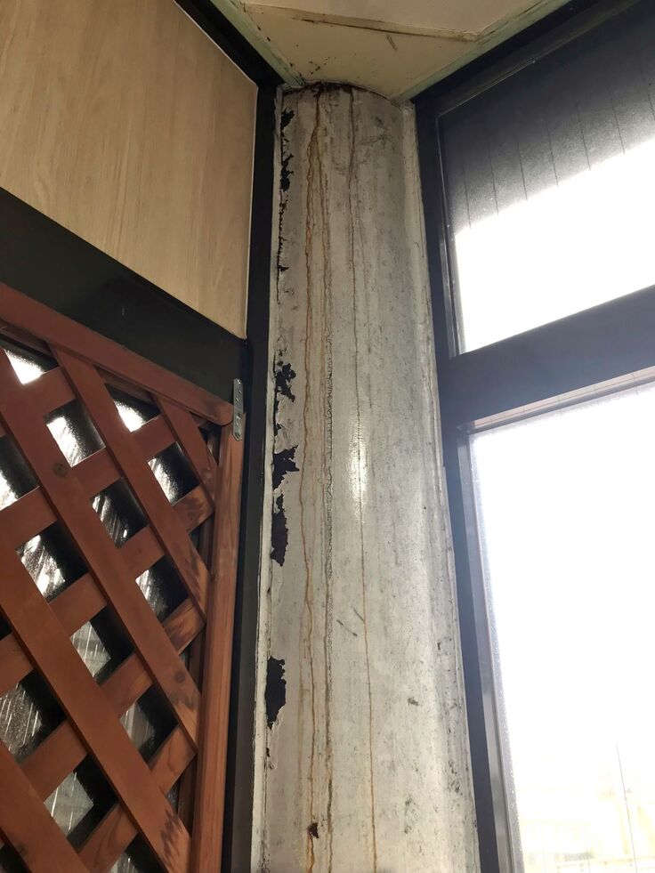 鉄筋の柱4本は建物内も錆び雨漏り…