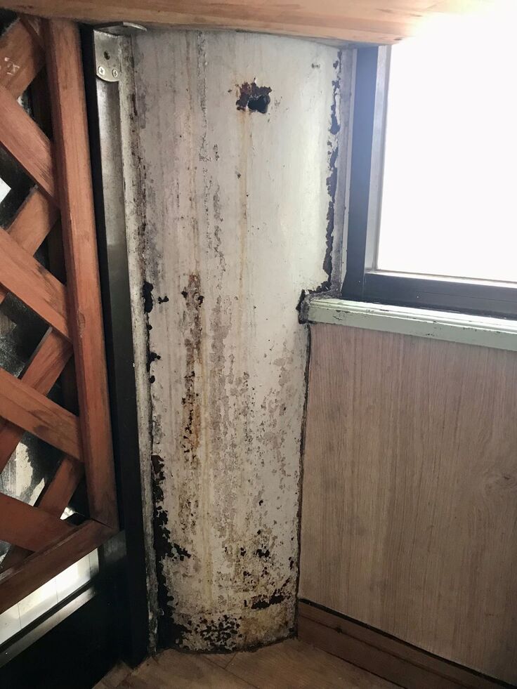 バックヤードの柱、雨漏り修理と塗装をします