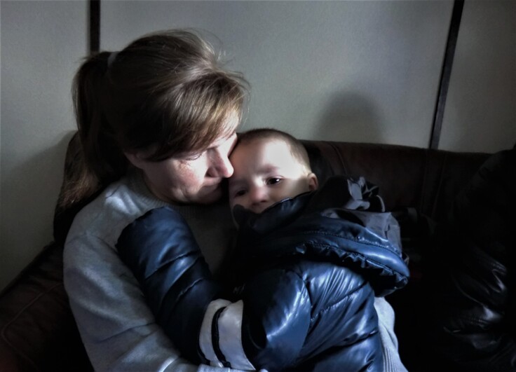 ウクライナ難民の母子＝ワルシャワ郊外で3月10日撮影