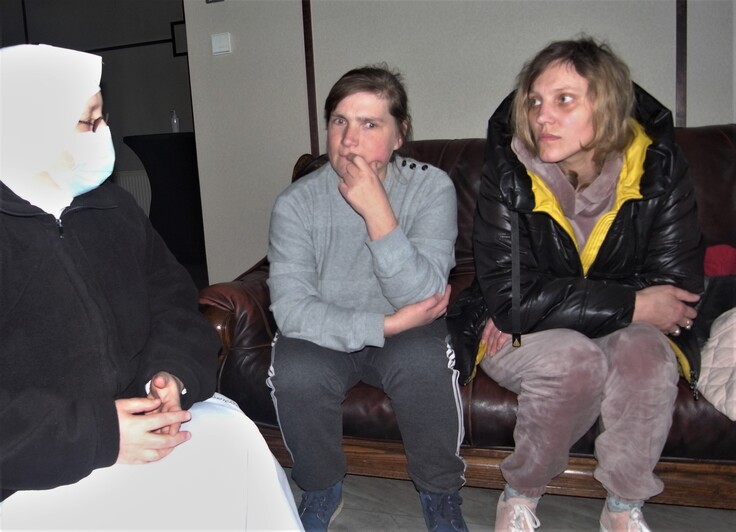 避難先のホテルで避難時の様子を話すウクライナ難民の女性たち＝ワルシャワ郊外で3月10日撮影