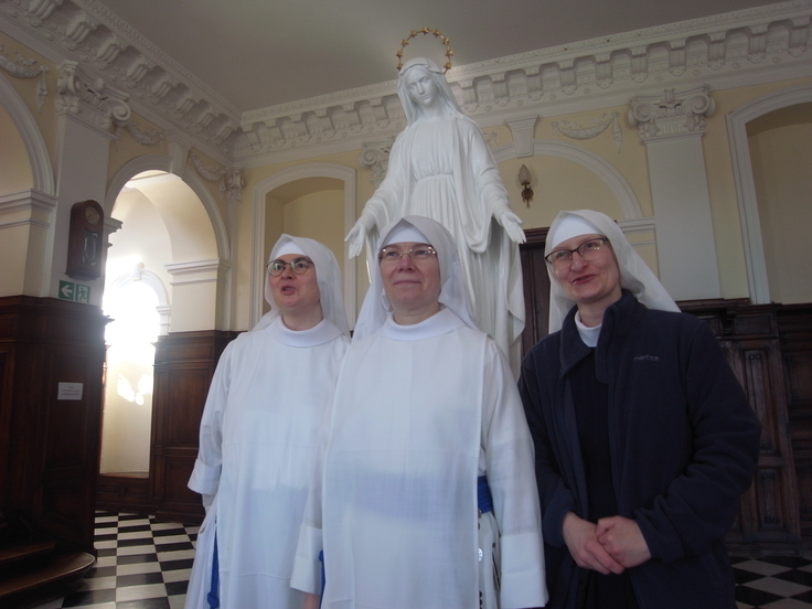 「汚れなき聖母マリアの修道女会」のマザー・レティツィア（中央）とシスターたち＝ワルシャワ郊外の同修道院で3月10日撮影