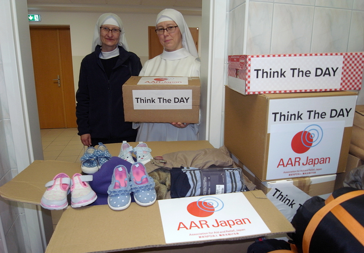 ワルシャワの修道院に集められた支援物資。ご寄付をお贈りいただいた一般社団法人Think The Day（道休紗栄子・代表理事）のロゴが貼られている＝3月10日撮影
