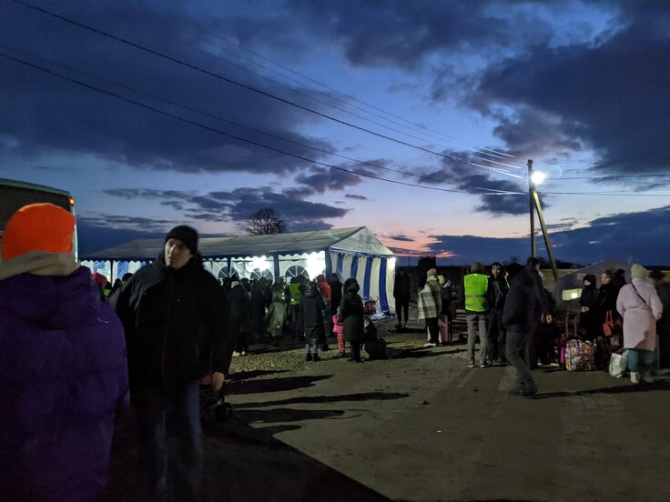 ウクライナからの避難民が集まる国境付近