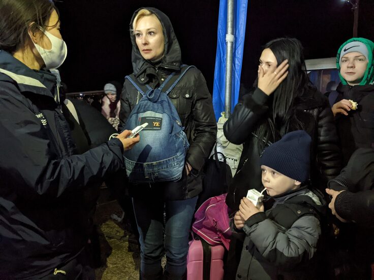 ウクライナから避難してきた方にインタビューするPWJスタッフ