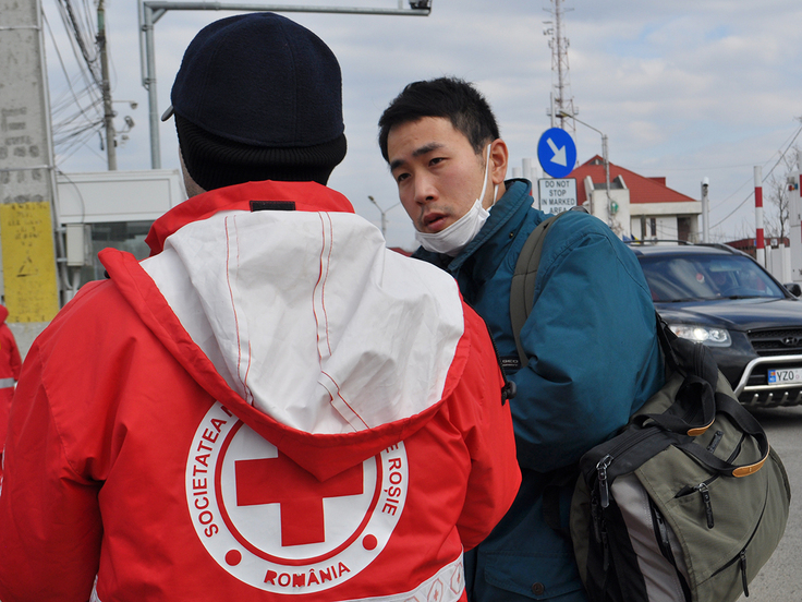 ルーマニアとモルドバの国境近くで支援活動を行っているボランティアに話を聞くAARの横銭翔太