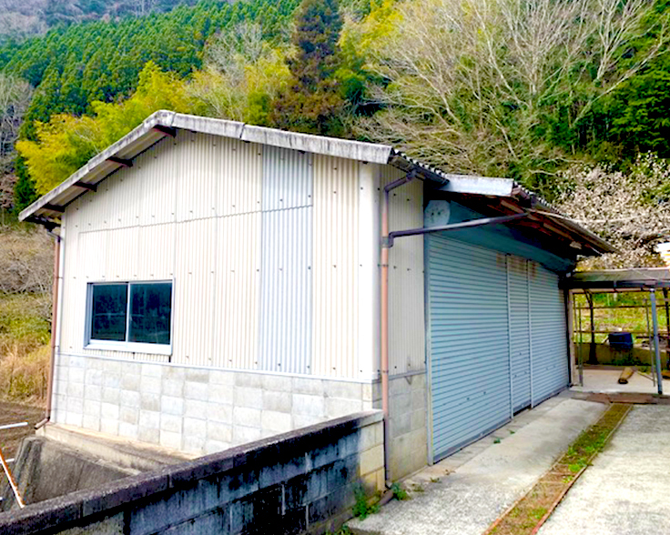古民家再生した家の敷地内にある今は使われていない倉庫。以前はトラクターを収納していたらしい。