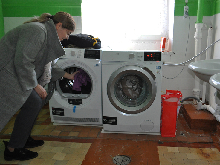 AARが支援した乾燥機（左）と洗濯機（右）