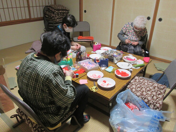 玄関飾りの制作の様子