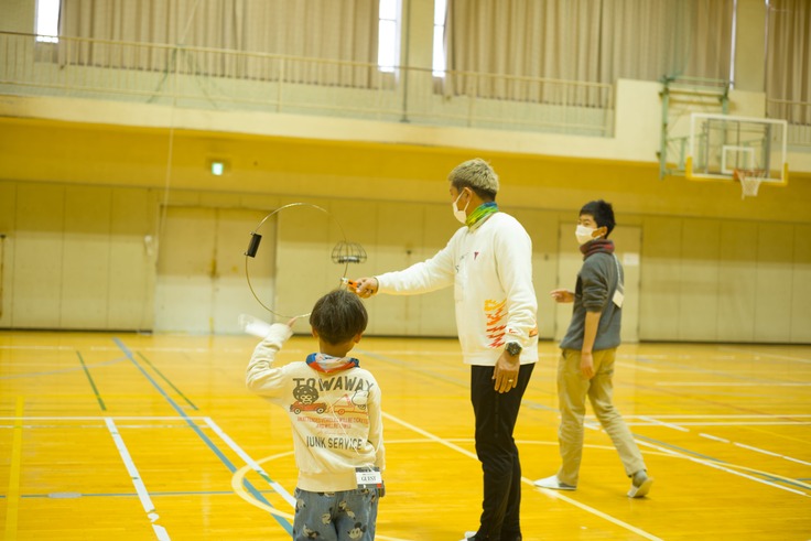 Drone Badmintonを体験する親子の様子