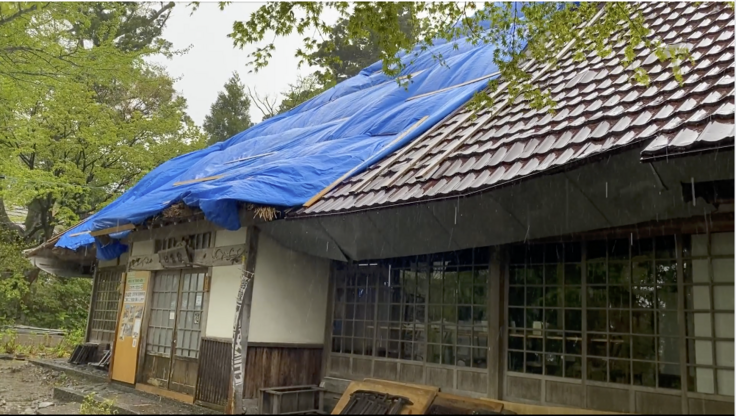 田舎屋さんの屋根の写真