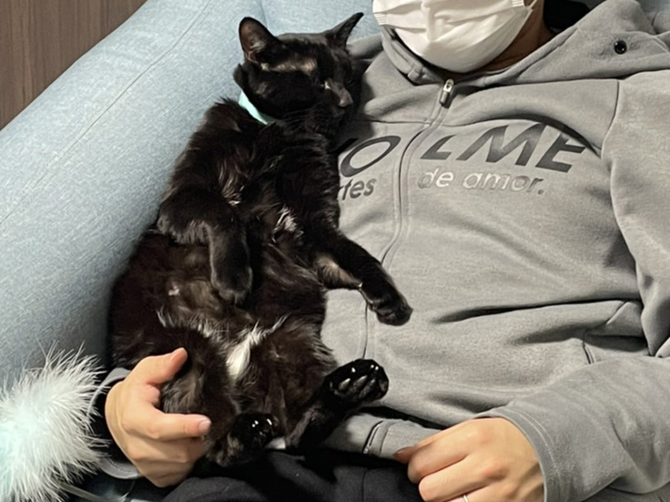 初日から夫に抱っこされて眠るヤマト