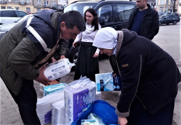 近隣の町に支援物資を届けるシスター・ユリア。車から物資をおろして確認している