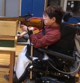 長時間乗れるように鳴った電動車椅子に乗ってビームライフルという競技をしている写真