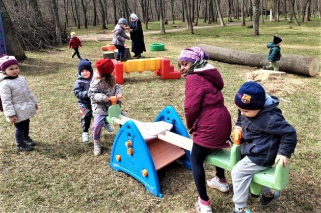 屋外の遊具で遊ぶウクライナ国内避難民の子どもたち